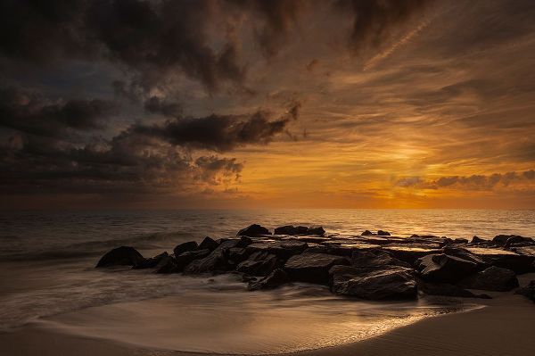 Jaynes Gallery 아티스트의 USA-New Jersey-Cape May National Seashore Cloudy sunset on seashore작품입니다.